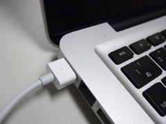 充電中はオレンジに光る