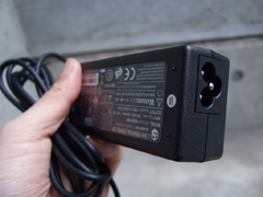 電源プラグはミッキータイプ