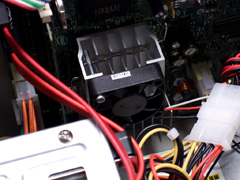 取り付けネジが合わず、少しアクロバットに