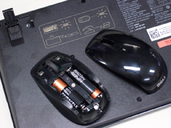 キーボードの裏とマウスのバッテリー