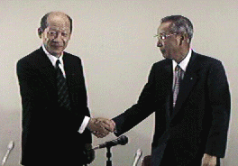 握手する現社長と次期社長