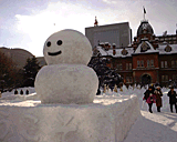 逆光の雪だるま
