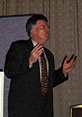 デモンストレーション中の米Intel社副社長 Michael A.Aymar氏