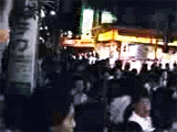 会場前の人混み