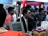 レジに並ぶお客さん