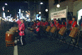 夜、屋外で撮影した祭りの風景